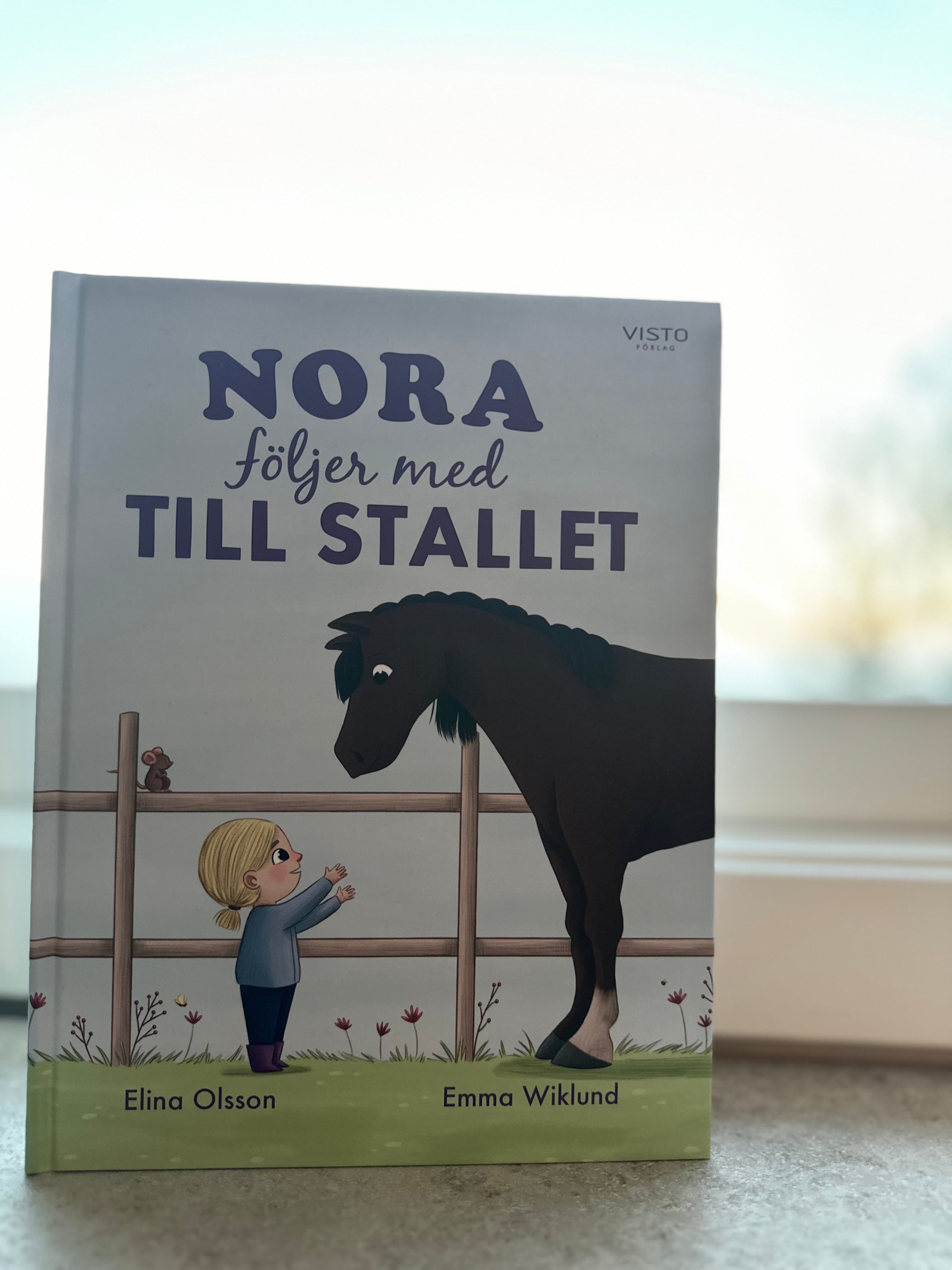 Barnbok - Nora följer med till stallet